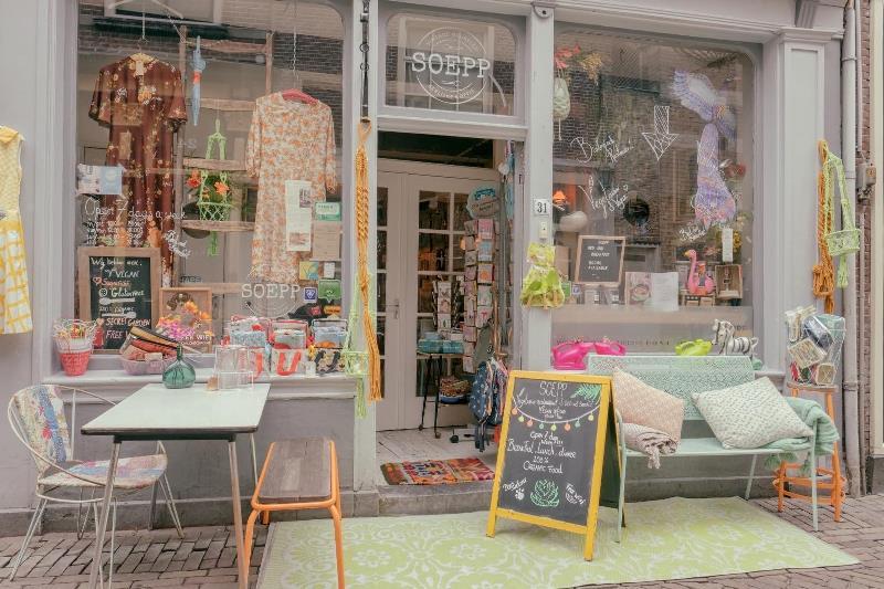 Winkel en restaurant Soepp met tweedehands spullen